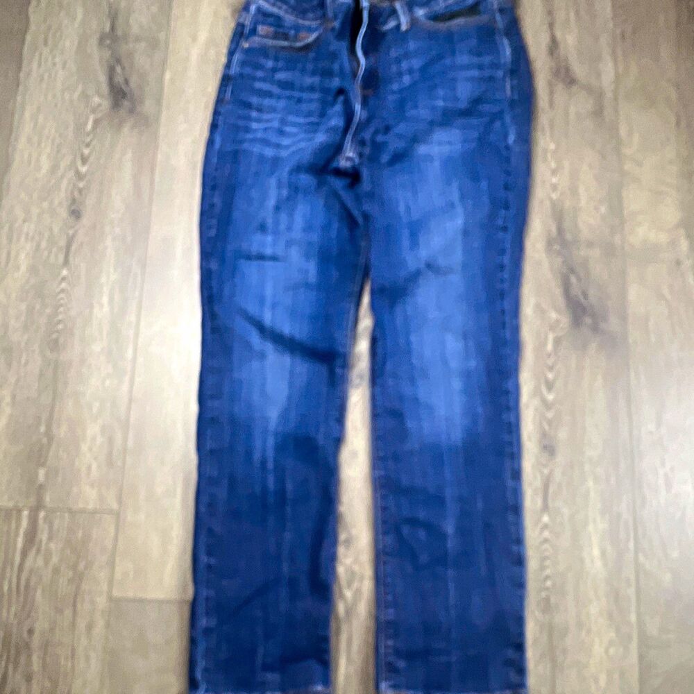 Lee Women’s Blue Medium Wash Denim Straight Leg Jeans Mid Rise Secretly Shapes